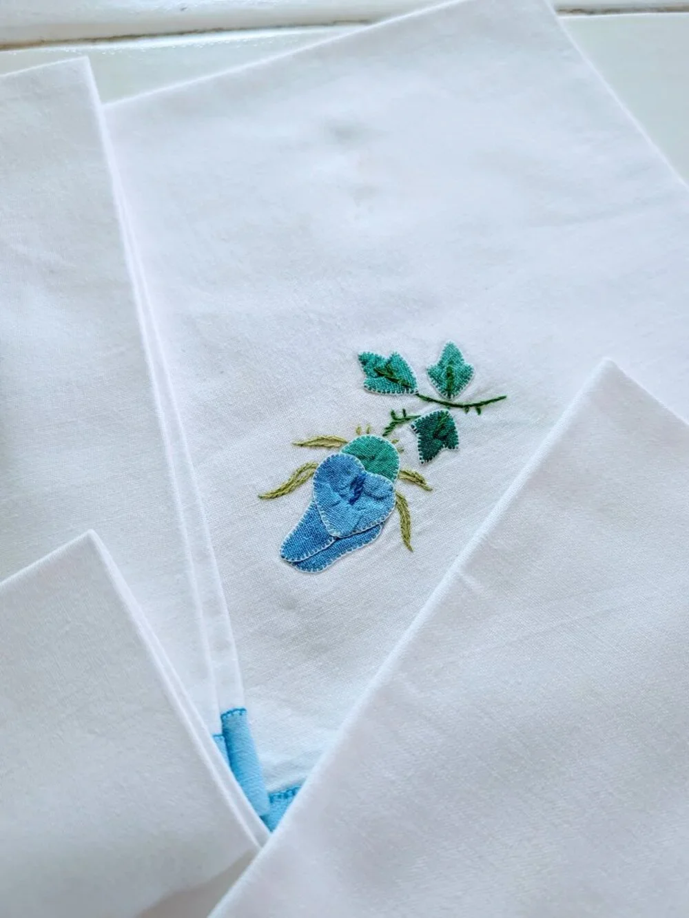 VTG Hand Embroidered Appliqué Linen Placemats Napkins Set 4 Blue Floral Cottage